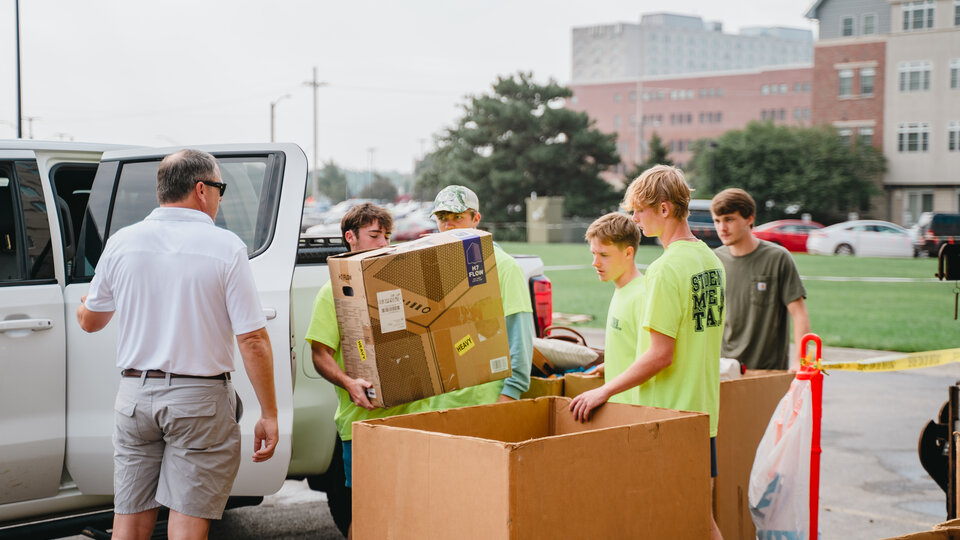 Move-in Crew assisting students and families during curbside move-in.